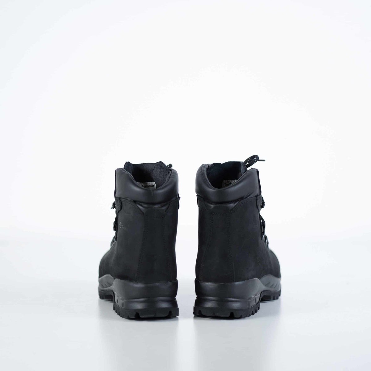 Samelin 5531 mustat vaelluskengät takaa, Vibram-pohja